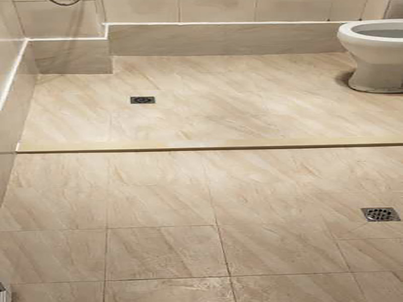 衛(wèi)生間拆除翻新裝修：首先，拆除瓷磚時要用電，而電是從客廳臨時拉的，為了避免在施工過程中發(fā)生觸電的現(xiàn)象，最好將電拉進衛(wèi)生間內。其次，舊房改造拆除瓷磚時可以用沖擊電鉆，這種工具方便快捷，可自由更換。但在使用前應檢查其是否靈活，可以通過空轉一分鐘的方法進行檢驗。用完之后及時進行清理。最后，梯子也是必不可少的工具之一，它可以幫助工人拆掉處于高處的瓷磚，還可以架起臨時插座。 用具的拆除，這一工程根據(jù)施工工人工作的習慣，有兩種拆除方式，可以提前將其拆除，也可以在拆磚的過程中同時進行。但并不是所有的用具都可以提前拆除，馬桶必須在瓷磚拆除之后才可以拆掉，要不然掉落的瓷磚會砸壞馬桶。用具拆除后，應將露出的電線接口用絕緣的東西綁住。