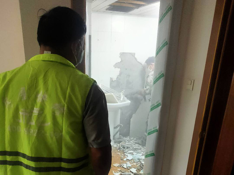 衛(wèi)生間拆除裝修:首先，拆除瓷磚時要用電，而電是從客廳臨時拉的，為了避免在施工過程中發(fā)生觸電的現(xiàn)象，最好將電拉進(jìn)衛(wèi)生間內(nèi)。其次，舊房改造拆除瓷磚時可以用沖擊電鉆，這種工具方便快捷，可自由更換。但在使用前應(yīng)檢查其是否靈活，可以通過空轉(zhuǎn)一分鐘的方法進(jìn)行檢驗。用完之后及時進(jìn)行清理。最后，梯子也是必不可少的工具之一，它可以幫助工人拆掉處于高處的瓷磚，還可以架起臨時插座。 用具的拆除，這一工程根據(jù)施工工人工作的習(xí)慣，有兩種拆除方式，可以提前將其拆除，也可以在拆磚的過程中同時進(jìn)行。但并不是所有的用具都可以提前拆除，馬桶必須在瓷磚拆除之后才可以拆掉，要不然掉落的瓷磚會砸壞馬桶。用具拆除后，應(yīng)將露出的電線接口用絕緣的東西綁住。