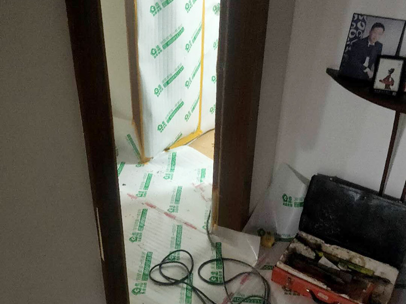 安順泥瓦工師傅哪里找先看久益一修官網(wǎng)裝修工人信息，在線直接聯(lián)系電話，安順泥瓦工在哪里找活先看久益一修安順招商加盟政策、免費招商加盟扶持，安順泥瓦工多少錢一天訂單量穩(wěn)定的接單平臺月收入過2萬元；安順泥瓦工師傅接單區(qū)域覆蓋:西秀區(qū)、平壩區(qū)、普定縣、鎮(zhèn)寧布依族苗族自治縣、關嶺布依族苗族自治縣等。  安順泥瓦工在哪里找活，安順泥瓦工師傅找活方式有加入安順裝修維修公司當工人接單、加入安順裝修維修平臺副業(yè)接單、加盟裝修維修連鎖品牌自己當老板、加入安順本地的裝修維修微信群QQ群攬活、泥瓦工師傅還可以通過網(wǎng)絡招聘平臺來找活等，找活方式有很多種的，收益也是各不相同，看你自己適合哪一種了。  安順泥瓦工多少錢一天，安順市區(qū)好手藝泥瓦工師傅、點工400元一天、包工500元多一天。但是現(xiàn)在安順裝修泥瓦工普遍面臨的是人多人地少的問題，裝修泥瓦工要有穩(wěn)定的收益需要有源源不斷的訂單工地施工才行，現(xiàn)在是互聯(lián)網(wǎng)時代，小編在此推薦泥瓦工師傅可以選擇加入訂單穩(wěn)定的平臺接單或是自己加盟裝修品牌創(chuàng)業(yè)。