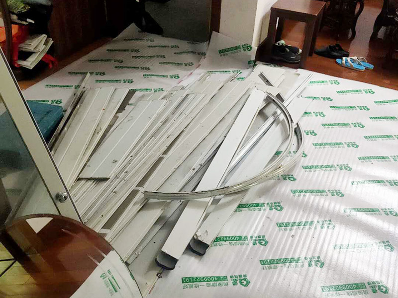 衛(wèi)生間拆除裝修:首先，拆除瓷磚時要用電，而電是從客廳臨時拉的，為了避免在施工過程中發(fā)生觸電的現(xiàn)象，最好將電拉進(jìn)衛(wèi)生間內(nèi)。其次，舊房改造拆除瓷磚時可以用沖擊電鉆，這種工具方便快捷，可自由更換。但在使用前應(yīng)檢查其是否靈活，可以通過空轉(zhuǎn)一分鐘的方法進(jìn)行檢驗。用完之后及時進(jìn)行清理。最后，梯子也是必不可少的工具之一，它可以幫助工人拆掉處于高處的瓷磚，還可以架起臨時插座。 用具的拆除，這一工程根據(jù)施工工人工作的習(xí)慣，有兩種拆除方式，可以提前將其拆除，也可以在拆磚的過程中同時進(jìn)行。但并不是所有的用具都可以提前拆除，馬桶必須在瓷磚拆除之后才可以拆掉，要不然掉落的瓷磚會砸壞馬桶。用具拆除后，應(yīng)將露出的電線接口用絕緣的東西綁住。