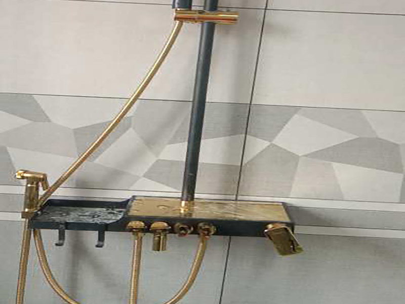 臺盆五金安裝：1.檢查預(yù)留給排水管路，安裝支撐洗面盆臺面的鋼制支架。 2.根據(jù)臺下盆包裝箱內(nèi)的臺面切割圖將臺面開孔打磨完畢。 3.按照安裝的龍頭和臺面尺寸正確切割龍頭安裝孔，打磨。 4.把洗面盆暫時放入已開好的臺面安裝口內(nèi)，檢查間隙，并做好記號。 5.檢查校驗后，把洗面盆放平，在洗臉盆邊緣上口涂上硅膠密封材料后，把洗面盆小心放入臺面下，對準(zhǔn)安裝孔，跟先前的記號相校準(zhǔn)并向上壓緊，并使用廠家隨貨附帶的臉盆與臺面的連接件，將洗臉盆與臺面緊密連接。 6.臺下盆邊緣打膠。 7.安裝臺下盆上下五金件。 8.等密封膠硬化后，連接進(jìn)水和排水管件。