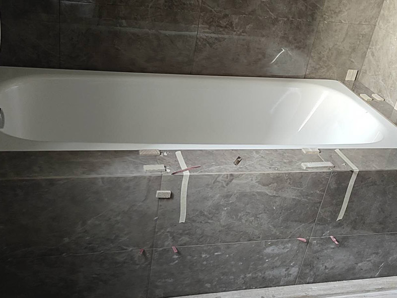 衛(wèi)生間浴缸安裝:1、在安裝裙板浴缸時(shí)，其裙板底部應(yīng)緊貼地面，樓板在排水處應(yīng)預(yù)留250～300mm洞孔，便于排水安裝，在浴缸排水端部墻體設(shè)置檢修孔。 2、其他各類浴缸可根據(jù)有關(guān)標(biāo)準(zhǔn)或用戶需求確定浴缸上平面高度。然后砌兩條磚基礎(chǔ)后安裝浴缸。如浴缸側(cè)邊砌裙墻，應(yīng)在浴缸排水處設(shè)置檢修孔或在排水端部墻上開設(shè)檢修孔。 3、各種浴缸冷、熱水龍頭或混合龍頭其高度應(yīng)高出浴缸上平面150mm。安裝時(shí)應(yīng)不損壞鍍鉻層。鍍鉻罩與墻面應(yīng)緊貼。 4、固定式淋浴器、軟管淋浴器其高度可按有關(guān)標(biāo)準(zhǔn)或按用戶需求安裝。 5、浴缸安裝上平面必須用水平尺校驗(yàn)平整，不得側(cè)斜。浴盆上口側(cè)邊與墻面結(jié)合處應(yīng)用密封膏填嵌密實(shí)。 6、浴缸排水與排水管連接應(yīng)牢固密實(shí)，且便于拆卸，連接處不得敞口。 7、水件安裝完畢后，應(yīng)該實(shí)驗(yàn)各個(gè)出水口是否暢順，并且關(guān)閉去水閥，給浴缸內(nèi)蓄水，觀察會(huì)不會(huì)漏水，最后再打開去水，觀察排水速度是否正常，并且看看有沒有水從浴缸底部溢出到外面。