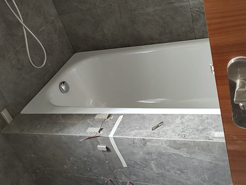 衛(wèi)生間浴缸安裝:1、在安裝裙板浴缸時(shí)，其裙板底部應(yīng)緊貼地面，樓板在排水處應(yīng)預(yù)留250～300mm洞孔，便于排水安裝，在浴缸排水端部墻體設(shè)置檢修孔。 2、其他各類浴缸可根據(jù)有關(guān)標(biāo)準(zhǔn)或用戶需求確定浴缸上平面高度。然后砌兩條磚基礎(chǔ)后安裝浴缸。如浴缸側(cè)邊砌裙墻，應(yīng)在浴缸排水處設(shè)置檢修孔或在排水端部墻上開設(shè)檢修孔。 3、各種浴缸冷、熱水龍頭或混合龍頭其高度應(yīng)高出浴缸上平面150mm。安裝時(shí)應(yīng)不損壞鍍鉻層。鍍鉻罩與墻面應(yīng)緊貼。 4、固定式淋浴器、軟管淋浴器其高度可按有關(guān)標(biāo)準(zhǔn)或按用戶需求安裝。 5、浴缸安裝上平面必須用水平尺校驗(yàn)平整，不得側(cè)斜。浴盆上口側(cè)邊與墻面結(jié)合處應(yīng)用密封膏填嵌密實(shí)。 6、浴缸排水與排水管連接應(yīng)牢固密實(shí)，且便于拆卸，連接處不得敞口。 7、水件安裝完畢后，應(yīng)該實(shí)驗(yàn)各個(gè)出水口是否暢順，并且關(guān)閉去水閥，給浴缸內(nèi)蓄水，觀察會(huì)不會(huì)漏水，最后再打開去水，觀察排水速度是否正常，并且看看有沒有水從浴缸底部溢出到外面。