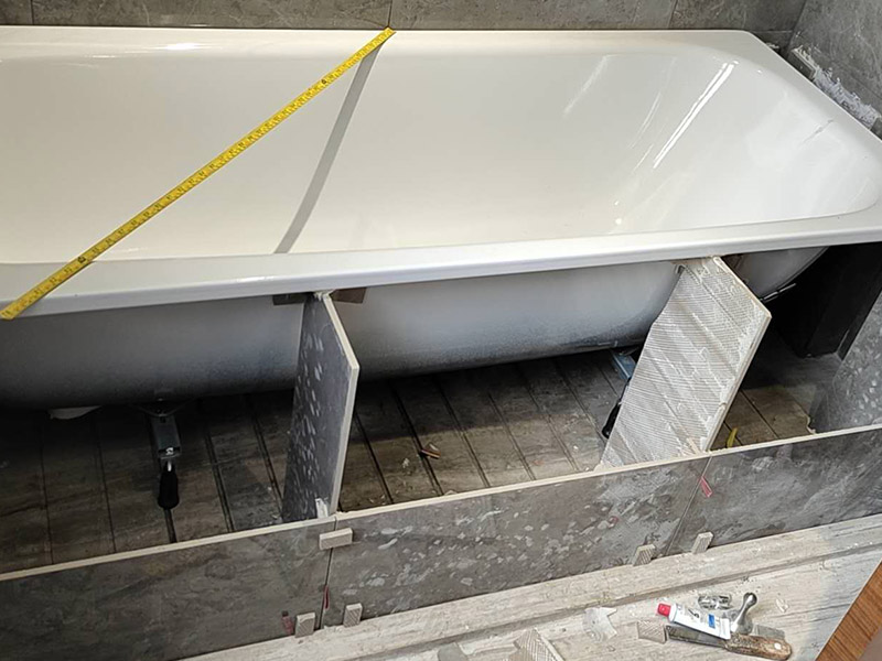 衛(wèi)生間浴缸安裝:1、在安裝裙板浴缸時(shí)，其裙板底部應(yīng)緊貼地面，樓板在排水處應(yīng)預(yù)留250～300mm洞孔，便于排水安裝，在浴缸排水端部墻體設(shè)置檢修孔。 2、其他各類浴缸可根據(jù)有關(guān)標(biāo)準(zhǔn)或用戶需求確定浴缸上平面高度。然后砌兩條磚基礎(chǔ)后安裝浴缸。如浴缸側(cè)邊砌裙墻，應(yīng)在浴缸排水處設(shè)置檢修孔或在排水端部墻上開設(shè)檢修孔。 3、各種浴缸冷、熱水龍頭或混合龍頭其高度應(yīng)高出浴缸上平面150mm。安裝時(shí)應(yīng)不損壞鍍鉻層。鍍鉻罩與墻面應(yīng)緊貼。 4、固定式淋浴器、軟管淋浴器其高度可按有關(guān)標(biāo)準(zhǔn)或按用戶需求安裝。 5、浴缸安裝上平面必須用水平尺校驗(yàn)平整，不得側(cè)斜。浴盆上口側(cè)邊與墻面結(jié)合處應(yīng)用密封膏填嵌密實(shí)。 6、浴缸排水與排水管連接應(yīng)牢固密實(shí)，且便于拆卸，連接處不得敞口。 7、水件安裝完畢后，應(yīng)該實(shí)驗(yàn)各個(gè)出水口是否暢順，并且關(guān)閉去水閥，給浴缸內(nèi)蓄水，觀察會(huì)不會(huì)漏水，最后再打開去水，觀察排水速度是否正常，并且看看有沒有水從浴缸底部溢出到外面。