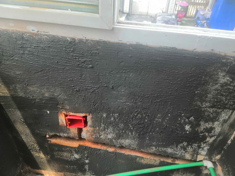 陽臺墻面修補(bǔ)翻新：陽臺地面的防水，第一就是要確保地面有一定的坡度向排水口傾斜。第二就是要確保陽臺和客廳至少要有2-3公分的高度差。接著，我們一起來看下陽臺防水如何先材與施工。陽臺防水我們可以選用通用型GS防水涂料或柔韌型防水JS防水涂料，也可以兩種交叉配合使用，防水都能達(dá)到理想效果。 特別是南方，陽臺窗的施工質(zhì)量，通常是您家庭能否安然度過臺風(fēng)季度的關(guān)鍵所在。陽臺窗的防水，第一要重視窗的質(zhì)量，密封性要好。防水框的里外向不要搞錯。