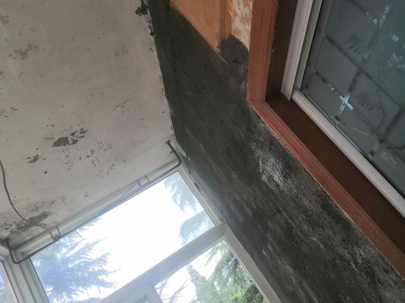 陽臺墻面修補(bǔ)翻新：陽臺地面的防水，第一就是要確保地面有一定的坡度向排水口傾斜。第二就是要確保陽臺和客廳至少要有2-3公分的高度差。接著，我們一起來看下陽臺防水如何先材與施工。陽臺防水我們可以選用通用型GS防水涂料或柔韌型防水JS防水涂料，也可以兩種交叉配合使用，防水都能達(dá)到理想效果。 特別是南方，陽臺窗的施工質(zhì)量，通常是您家庭能否安然度過臺風(fēng)季度的關(guān)鍵所在。陽臺窗的防水，第一要重視窗的質(zhì)量，密封性要好。防水框的里外向不要搞錯。