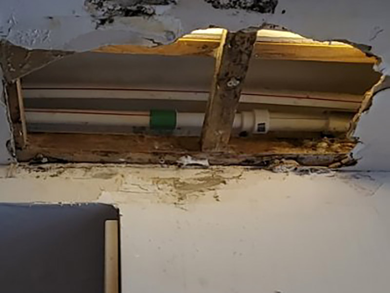 水管更換維修：檢查進(jìn)水管的螺絲，看是否生銹。 如果生銹可用扳手輕輕敲去銹。 螺絲一般是六角螺絲，好用方便。 同時擰下龍頭這邊的螺絲。 如果鐵銹太嚴(yán)重可用鉗子夾住一段，避免龍頭或者水管被擰壞。