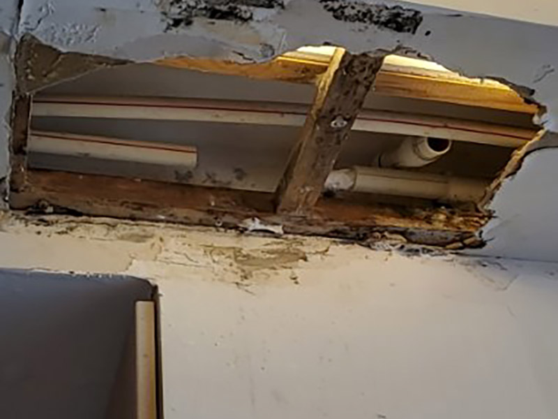 水管更換維修：檢查進(jìn)水管的螺絲，看是否生銹。 如果生銹可用扳手輕輕敲去銹。 螺絲一般是六角螺絲，好用方便。 同時擰下龍頭這邊的螺絲。 如果鐵銹太嚴(yán)重可用鉗子夾住一段，避免龍頭或者水管被擰壞。