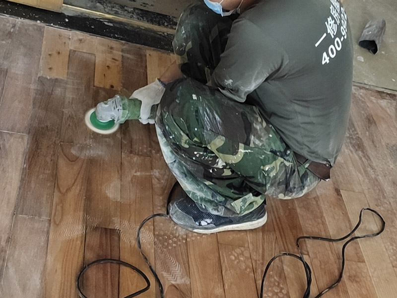 實木地板翻新打蠟：利用稀釋工具對中性清潔劑進(jìn)行合理比例的稀釋，利用清洗機(jī)和稀釋好的中性清潔劑將地面清洗干凈，盡量將地板打掃干凈。 在潔凈干燥的地表面落底蠟兩遍，然后利用風(fēng)干機(jī)對落蠟的地面進(jìn)行全面性的風(fēng)干；待底蠟干燥后，再在其表面落面蠟兩遍，利用風(fēng)干機(jī)對其進(jìn)行風(fēng)干。 待蠟面徹底干燥后，用高速拋光機(jī)配合拋光墊進(jìn)行均勻、勻速的拋光即可。經(jīng)打蠟拋光的地面，光亮整潔、自然鏡面可達(dá)到90％以上，感觀效果特佳。