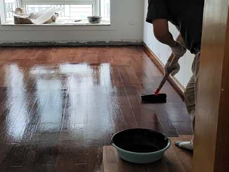 實木地板翻新打蠟：利用稀釋工具對中性清潔劑進(jìn)行合理比例的稀釋，利用清洗機(jī)和稀釋好的中性清潔劑將地面清洗干凈，盡量將地板打掃干凈。 在潔凈干燥的地表面落底蠟兩遍，然后利用風(fēng)干機(jī)對落蠟的地面進(jìn)行全面性的風(fēng)干；待底蠟干燥后，再在其表面落面蠟兩遍，利用風(fēng)干機(jī)對其進(jìn)行風(fēng)干。 待蠟面徹底干燥后，用高速拋光機(jī)配合拋光墊進(jìn)行均勻、勻速的拋光即可。經(jīng)打蠟拋光的地面，光亮整潔、自然鏡面可達(dá)到90％以上，感觀效果特佳。