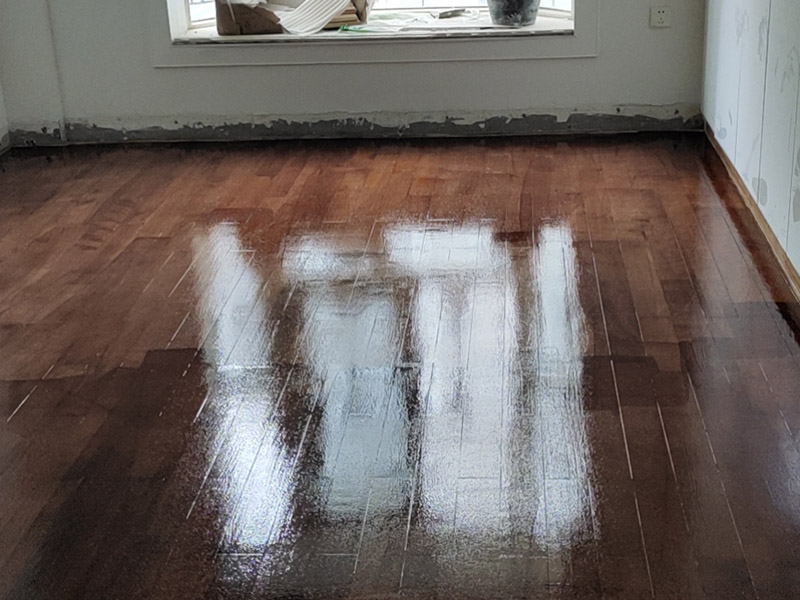 實木地板翻新打蠟：利用稀釋工具對中性清潔劑進(jìn)行合理比例的稀釋，利用清洗機(jī)和稀釋好的中性清潔劑將地面清洗干凈，盡量將地板打掃干凈。 在潔凈干燥的地表面落底蠟兩遍，然后利用風(fēng)干機(jī)對落蠟的地面進(jìn)行全面性的風(fēng)干；待底蠟干燥后，再在其表面落面蠟兩遍，利用風(fēng)干機(jī)對其進(jìn)行風(fēng)干。 待蠟面徹底干燥后，用高速拋光機(jī)配合拋光墊進(jìn)行均勻、勻速的拋光即可。經(jīng)打蠟拋光的地面，光亮整潔、自然鏡面可達(dá)到90％以上，感觀效果特佳。