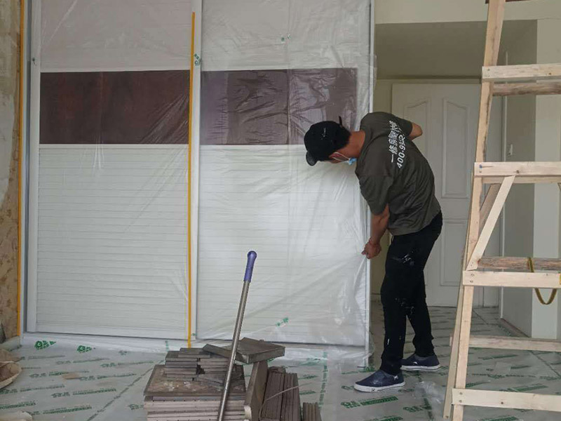 舊房裝修成品保護(hù)：在施工過程中，有bai些分項、分部工程已經(jīng)完成，其du他工zhi程尚在施工，或者某些部位已經(jīng)完成，其他部位正在施工，如果對已完成的成品，不采取妥善的措施加以保護(hù)，就會造成損傷，影響質(zhì)量。這樣，不僅會增加修補(bǔ)工作量，浪費工料，拖延工期；更嚴(yán)重的是有的損傷難以恢復(fù)到原料，成為永久性的缺陷。因此，搞好成品保護(hù)，是一項關(guān)系到確保工程質(zhì)量、降低工程成本，按期竣工的重要環(huán)節(jié)。