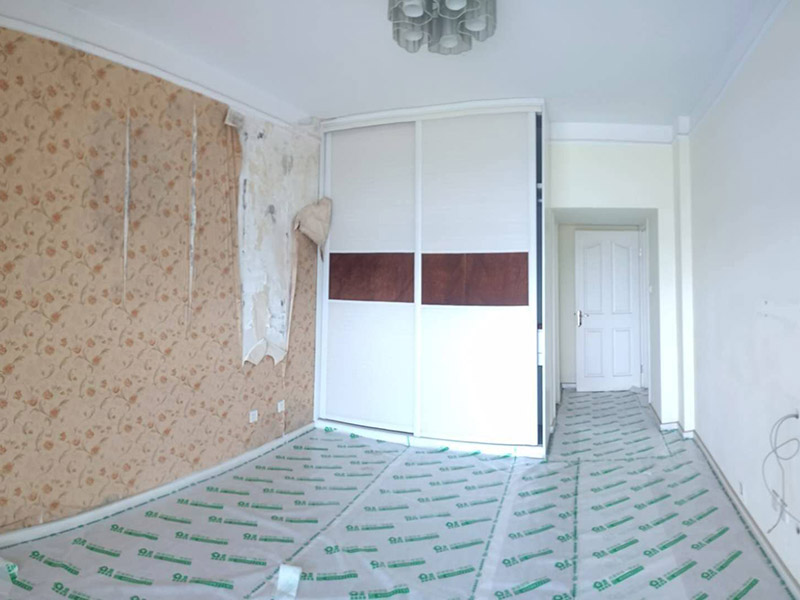 舊房裝修成品保護(hù)：在施工過程中，有bai些分項、分部工程已經(jīng)完成，其du他工zhi程尚在施工，或者某些部位已經(jīng)完成，其他部位正在施工，如果對已完成的成品，不采取妥善的措施加以保護(hù)，就會造成損傷，影響質(zhì)量。這樣，不僅會增加修補(bǔ)工作量，浪費工料，拖延工期；更嚴(yán)重的是有的損傷難以恢復(fù)到原料，成為永久性的缺陷。因此，搞好成品保護(hù)，是一項關(guān)系到確保工程質(zhì)量、降低工程成本，按期竣工的重要環(huán)節(jié)。