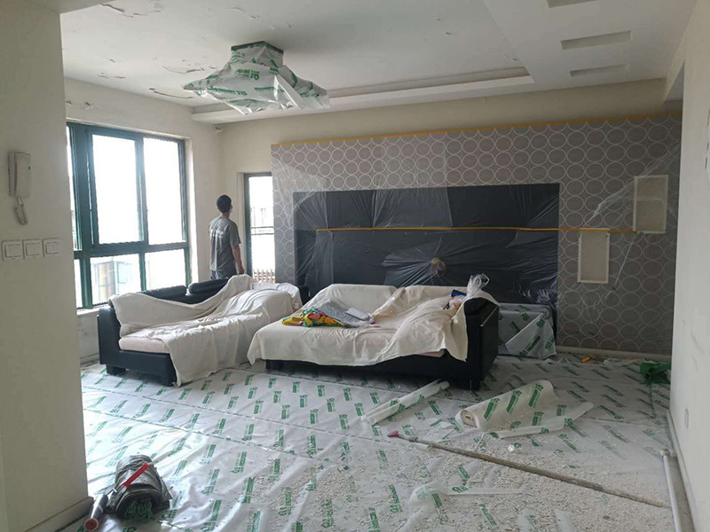 舊房裝修成品保護(hù)：在施工過程中，有bai些分項、分部工程已經(jīng)完成，其du他工zhi程尚在施工，或者某些部位已經(jīng)完成，其他部位正在施工，如果對已完成的成品，不采取妥善的措施加以保護(hù)，就會造成損傷，影響質(zhì)量。這樣，不僅會增加修補(bǔ)工作量，浪費工料，拖延工期；更嚴(yán)重的是有的損傷難以恢復(fù)到原料，成為永久性的缺陷。因此，搞好成品保護(hù)，是一項關(guān)系到確保工程質(zhì)量、降低工程成本，按期竣工的重要環(huán)節(jié)。