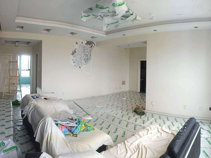 舊房裝修成品保護(hù)：在施工過程中，有bai些分項、分部工程已經(jīng)完成，其du他工zhi程尚在施工，或者某些部位已經(jīng)完成，其他部位正在施工，如果對已完成的成品，不采取妥善的措施加以保護(hù)，就會造成損傷，影響質(zhì)量。這樣，不僅會增加修補(bǔ)工作量，浪費工料，拖延工期；更嚴(yán)重的是有的損傷難以恢復(fù)到原料，成為永久性的缺陷。因此，搞好成品保護(hù)，是一項關(guān)系到確保工程質(zhì)量、降低工程成本，按期竣工的重要環(huán)節(jié)。