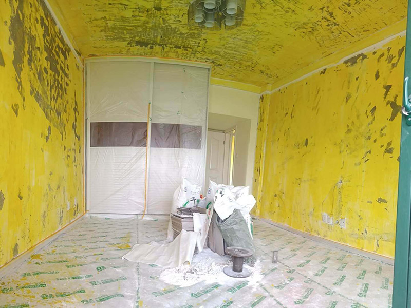 墻面基層刷防固漆：首先我們要把墻體上的工業(yè)大白鏟掉，這種工業(yè)大白是開發(fā)商為了交房刷的一層膩?zhàn)臃?，它?huì)遮蓋空鼓裂縫，所以我們需要鏟掉，然后做基層處理，主要是處理空鼓和裂縫，空鼓用錘子敲開然后用水泥砂漿填平，裂縫就用嵌縫帶嵌上。接著刷一層界面劑，這個(gè)界面劑就是黃墻綠地的效果，可以稱為墻固地固，一般毛坯墻中都會(huì)含有工業(yè)氨水，而它會(huì)持續(xù)不斷的釋放一種有害氣體--氡氣，這個(gè)氡氣對(duì)我們的呼吸道和關(guān)節(jié)有一定的危害，所以界面劑一個(gè)作用就是為了防止墻體中的氡氣進(jìn)入室內(nèi)。也可以增加墻面和膩?zhàn)拥母街?，增?qiáng)刷漆質(zhì)量。地固的話可以防止工地灰塵煙塵太大，會(huì)影響工人施工，另外也可以防止灰塵附著在某些家具表面，影響后期家具漆的效果。