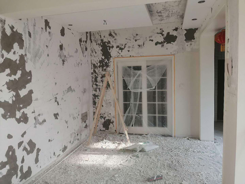 墻面基層刷防固漆：首先我們要把墻體上的工業(yè)大白鏟掉，這種工業(yè)大白是開發(fā)商為了交房刷的一層膩?zhàn)臃?，它?huì)遮蓋空鼓裂縫，所以我們需要鏟掉，然后做基層處理，主要是處理空鼓和裂縫，空鼓用錘子敲開然后用水泥砂漿填平，裂縫就用嵌縫帶嵌上。接著刷一層界面劑，這個(gè)界面劑就是黃墻綠地的效果，可以稱為墻固地固，一般毛坯墻中都會(huì)含有工業(yè)氨水，而它會(huì)持續(xù)不斷的釋放一種有害氣體--氡氣，這個(gè)氡氣對(duì)我們的呼吸道和關(guān)節(jié)有一定的危害，所以界面劑一個(gè)作用就是為了防止墻體中的氡氣進(jìn)入室內(nèi)。也可以增加墻面和膩?zhàn)拥母街?，增?qiáng)刷漆質(zhì)量。地固的話可以防止工地灰塵煙塵太大，會(huì)影響工人施工，另外也可以防止灰塵附著在某些家具表面，影響后期家具漆的效果。