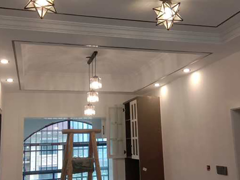 全屋燈具安裝：按照安裝說明書將個(gè)部件連成一體，燈內(nèi)穿線的長度應(yīng)適宜，多股軟線線頭應(yīng)搪錫，應(yīng)注意統(tǒng)一配線顏色，便于區(qū)分火線與零線。理順燈內(nèi)線路。 普通式燈頭安裝：將電源線留足維修長度后剪除余先并剝出線頭，用連接螺釘將燈座安裝在接線盒上。 掉線式燈頭安裝：將電源線留足維修長度后剪除余線并剝出線頭，將導(dǎo)線穿過燈頭底座，用連接螺釘將底座固定在接線盒上。取一段燈線，在一端接上燈頭，燈頭內(nèi)應(yīng)系好保險(xiǎn)扣，將燈線另一頭穿入底座蓋碗，燈線在蓋碗內(nèi)系好保險(xiǎn)扣并與底座上的電源線用壓接帽連接，旋上扣碗。