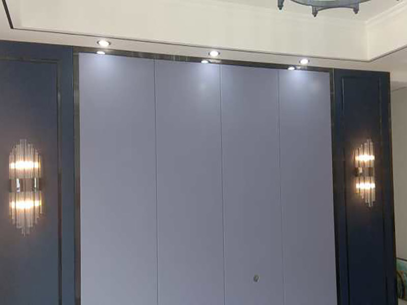 全屋燈具安裝：按照安裝說明書將個(gè)部件連成一體，燈內(nèi)穿線的長度應(yīng)適宜，多股軟線線頭應(yīng)搪錫，應(yīng)注意統(tǒng)一配線顏色，便于區(qū)分火線與零線。理順燈內(nèi)線路。 普通式燈頭安裝：將電源線留足維修長度后剪除余先并剝出線頭，用連接螺釘將燈座安裝在接線盒上。 掉線式燈頭安裝：將電源線留足維修長度后剪除余線并剝出線頭，將導(dǎo)線穿過燈頭底座，用連接螺釘將底座固定在接線盒上。取一段燈線，在一端接上燈頭，燈頭內(nèi)應(yīng)系好保險(xiǎn)扣，將燈線另一頭穿入底座蓋碗，燈線在蓋碗內(nèi)系好保險(xiǎn)扣并與底座上的電源線用壓接帽連接，旋上扣碗。