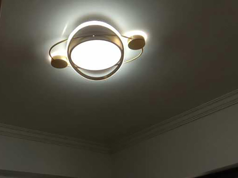 全屋燈具安裝：按照安裝說明書將個(gè)部件連成一體，燈內(nèi)穿線的長度應(yīng)適宜，多股軟線線頭應(yīng)搪錫，應(yīng)注意統(tǒng)一配線顏色，便于區(qū)分火線與零線。理順燈內(nèi)線路。 普通式燈頭安裝：將電源線留足維修長度后剪除余先并剝出線頭，用連接螺釘將燈座安裝在接線盒上。 掉線式燈頭安裝：將電源線留足維修長度后剪除余線并剝出線頭，將導(dǎo)線穿過燈頭底座，用連接螺釘將底座固定在接線盒上。取一段燈線，在一端接上燈頭，燈頭內(nèi)應(yīng)系好保險(xiǎn)扣，將燈線另一頭穿入底座蓋碗，燈線在蓋碗內(nèi)系好保險(xiǎn)扣并與底座上的電源線用壓接帽連接，旋上扣碗。