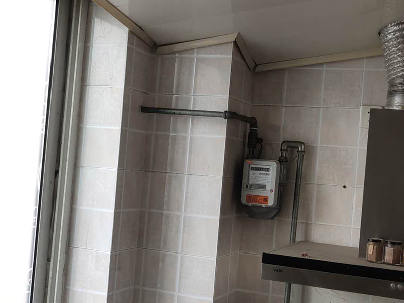 廚房屋頂防水維修：首先，用水泥砂漿找平，同時(shí)做好防水層和保護(hù)層，然后，檢查基層處理并進(jìn)行清理，要求不能有任何雜質(zhì)，且屋面必須保持干燥，否則會直接影響防水效果，最后，根據(jù)當(dāng)天的施工量配置相應(yīng)的瀝青，并參照從高到低、從遠(yuǎn)到近的順序，開始鋪貼屋面防水卷材。