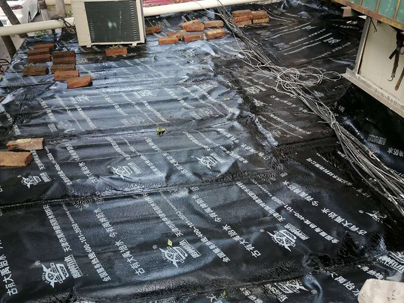 廚房屋頂防水維修：首先，用水泥砂漿找平，同時(shí)做好防水層和保護(hù)層，然后，檢查基層處理并進(jìn)行清理，要求不能有任何雜質(zhì)，且屋面必須保持干燥，否則會直接影響防水效果，最后，根據(jù)當(dāng)天的施工量配置相應(yīng)的瀝青，并參照從高到低、從遠(yuǎn)到近的順序，開始鋪貼屋面防水卷材。