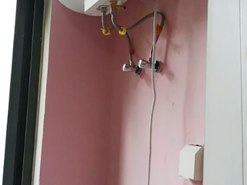 熱水器和插座安裝：首先在浴室外選擇通風、安全、牢固的地方固定熱水器，周邊不能有易燃物，離電線氣管保持一米以上的距離。分辨熱水器下面三個接頭的功能作用，最左邊的一般為熱水管接頭，中間的為氣接頭，右邊的為進水接頭，一定要看清標識，不然接錯了麻煩就大了。熱水器與水管的連接要用專用高壓管或?qū)Ｓ密洑夤?，千萬不要用硬管直接連接，在高壓管與氣管之間要加裝減壓閥便于調(diào)壓和維修，安裝完后要檢查是否漏水漏氣，在安上排煙管到室外。