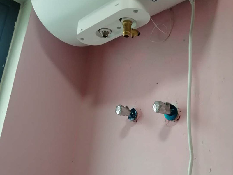 熱水器和插座安裝：首先在浴室外選擇通風、安全、牢固的地方固定熱水器，周邊不能有易燃物，離電線氣管保持一米以上的距離。分辨熱水器下面三個接頭的功能作用，最左邊的一般為熱水管接頭，中間的為氣接頭，右邊的為進水接頭，一定要看清標識，不然接錯了麻煩就大了。熱水器與水管的連接要用專用高壓管或?qū)Ｓ密洑夤?，千萬不要用硬管直接連接，在高壓管與氣管之間要加裝減壓閥便于調(diào)壓和維修，安裝完后要檢查是否漏水漏氣，在安上排煙管到室外。