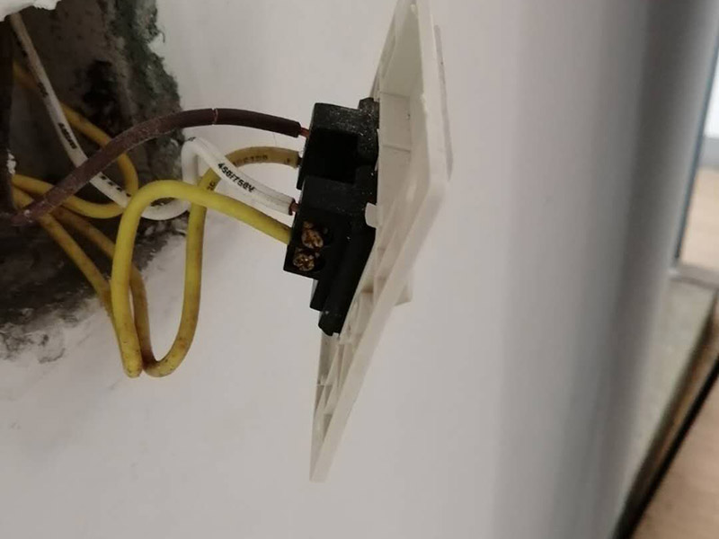 熱水器和插座安裝：首先在浴室外選擇通風、安全、牢固的地方固定熱水器，周邊不能有易燃物，離電線氣管保持一米以上的距離。分辨熱水器下面三個接頭的功能作用，最左邊的一般為熱水管接頭，中間的為氣接頭，右邊的為進水接頭，一定要看清標識，不然接錯了麻煩就大了。熱水器與水管的連接要用專用高壓管或?qū)Ｓ密洑夤?，千萬不要用硬管直接連接，在高壓管與氣管之間要加裝減壓閥便于調(diào)壓和維修，安裝完后要檢查是否漏水漏氣，在安上排煙管到室外。