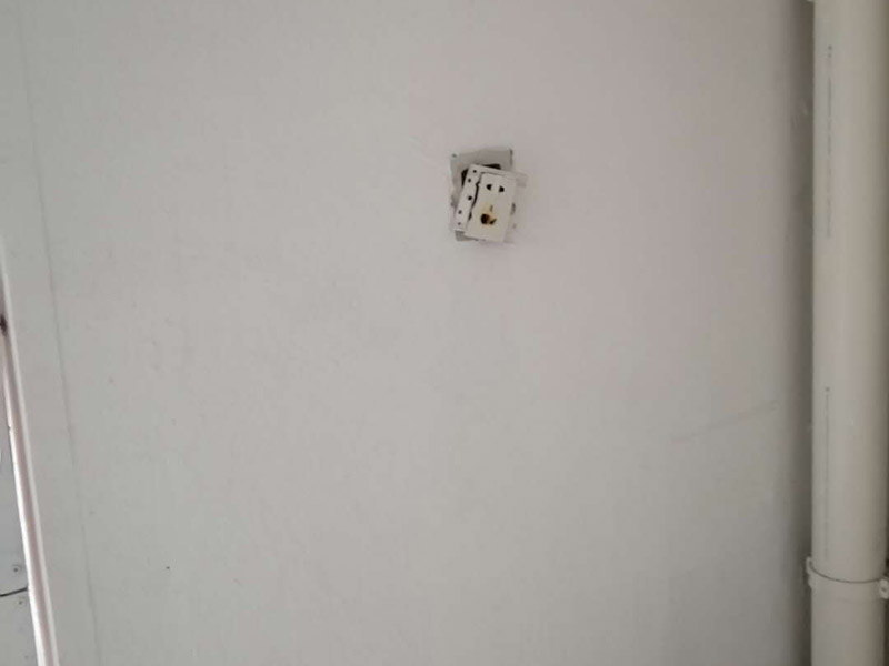 熱水器和插座安裝：首先在浴室外選擇通風、安全、牢固的地方固定熱水器，周邊不能有易燃物，離電線氣管保持一米以上的距離。分辨熱水器下面三個接頭的功能作用，最左邊的一般為熱水管接頭，中間的為氣接頭，右邊的為進水接頭，一定要看清標識，不然接錯了麻煩就大了。熱水器與水管的連接要用專用高壓管或?qū)Ｓ密洑夤埽f不要用硬管直接連接，在高壓管與氣管之間要加裝減壓閥便于調(diào)壓和維修，安裝完后要檢查是否漏水漏氣，在安上排煙管到室外。