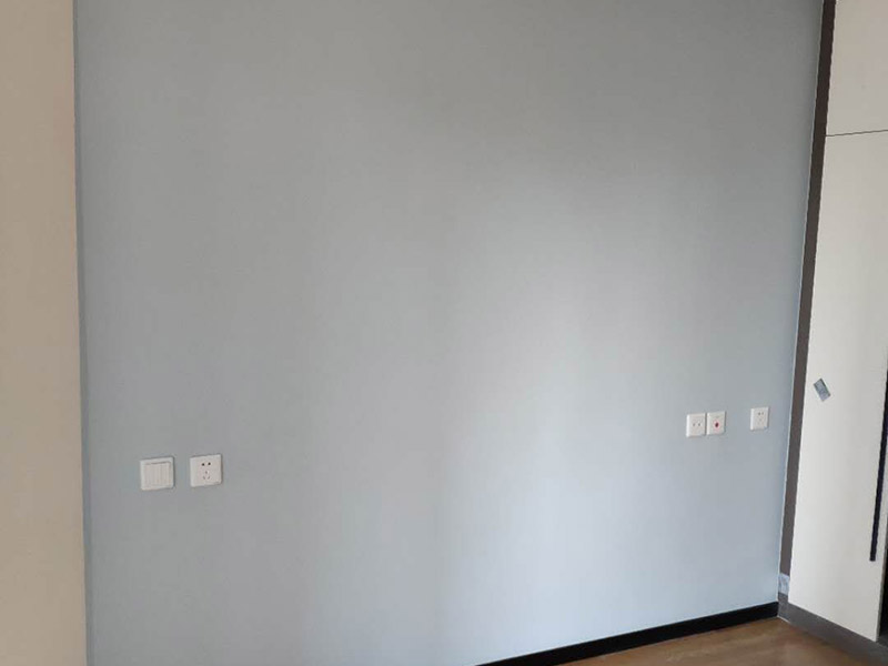 客廳背景墻裝修：1、電視背景墻軟包用的填充材料就是紡織面料和龍骨、木基層板等均應(yīng)進(jìn)行防火處理。 2、墻面防潮處理應(yīng)均勻涂刷一層清油或滿鋪油紙。不得用瀝青油氈做防潮層。 3、木龍骨宜采用凹槽榫工藝預(yù)制，可整體或分片安裝，與墻體連接應(yīng)緊密、牢固。 4、填充材料制作尺寸應(yīng)正確，棱角應(yīng)方正，應(yīng)與木基層板粘接緊密。 5、織物面料裁剪時(shí)經(jīng)緯應(yīng)順直。安裝應(yīng)緊貼墻面，接縫應(yīng)嚴(yán)密，花紋應(yīng)吻合，無波紋起伏、翹邊和褶皺，表面應(yīng)清潔。 6、軟包布面與壓線條、貼臉線、踢腳板、電氣盒等交接處應(yīng)嚴(yán)密、順直、無毛邊。電氣盒蓋等開洞處，套割尺寸應(yīng)準(zhǔn)確。