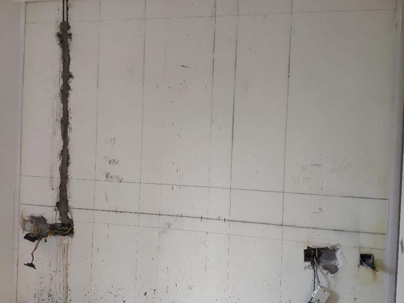 客廳背景墻裝修：1、電視背景墻軟包用的填充材料就是紡織面料和龍骨、木基層板等均應(yīng)進(jìn)行防火處理。 2、墻面防潮處理應(yīng)均勻涂刷一層清油或滿鋪油紙。不得用瀝青油氈做防潮層。 3、木龍骨宜采用凹槽榫工藝預(yù)制，可整體或分片安裝，與墻體連接應(yīng)緊密、牢固。 4、填充材料制作尺寸應(yīng)正確，棱角應(yīng)方正，應(yīng)與木基層板粘接緊密。 5、織物面料裁剪時(shí)經(jīng)緯應(yīng)順直。安裝應(yīng)緊貼墻面，接縫應(yīng)嚴(yán)密，花紋應(yīng)吻合，無波紋起伏、翹邊和褶皺，表面應(yīng)清潔。 6、軟包布面與壓線條、貼臉線、踢腳板、電氣盒等交接處應(yīng)嚴(yán)密、順直、無毛邊。電氣盒蓋等開洞處，套割尺寸應(yīng)準(zhǔn)確。