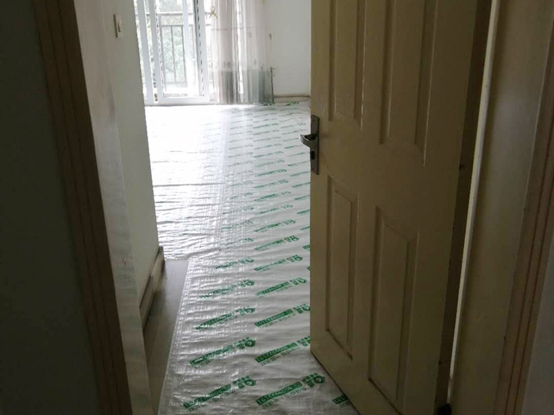 全屋地面保護(hù)：首先完成的就是地面的鋪設(shè)。因此，我們?cè)谶M(jìn)行其余施工時(shí)一定要注意對(duì)剛鋪好的地板進(jìn)行保護(hù)。而在裝修時(shí)灰塵是一定避免不了的，為了防止嶄新的地板被沾染灰塵以及施工團(tuán)隊(duì)人員等的腳印，最好先在地板上鋪一層防塵布等作為保護(hù)膜。除此之外，還是要在一天裝修結(jié)束后的時(shí)間里對(duì)防塵布等進(jìn)行灰塵的清除和家居保養(yǎng)工作，特別是灰塵堆積過(guò)厚的地方，以免將來(lái)裝修結(jié)束后因?yàn)榛覊m過(guò)多清理時(shí)意外污染地板。