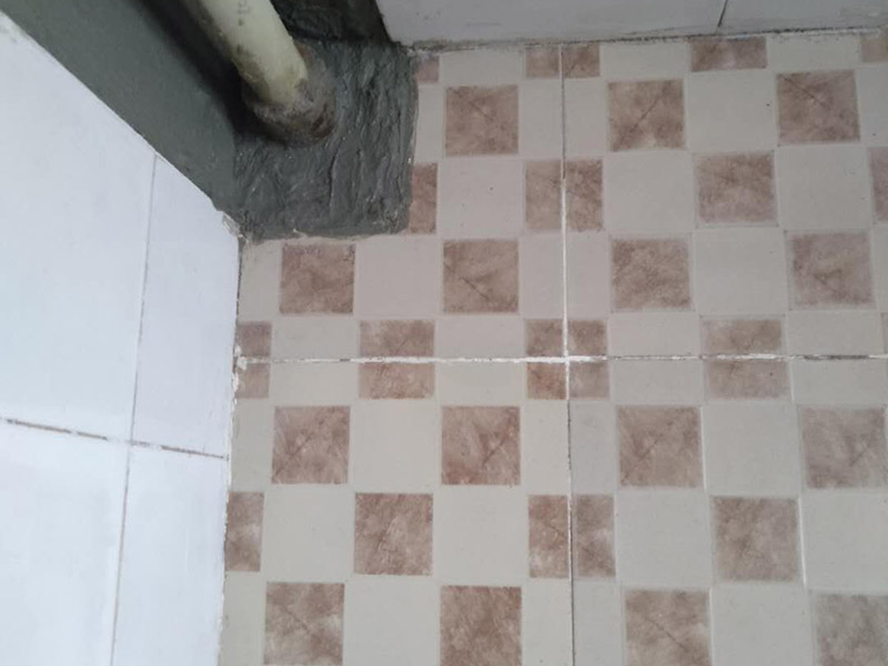 管道漏水修復(fù):首先根據(jù)施工圖看水管走向，如果漏水的位置后面埋有水管，可以先把家里面的水閘關(guān)掉，放干龍頭里面的水，如果一段時(shí)候后發(fā)現(xiàn)墻面水跡不見了，證明是水管出現(xiàn)問題。 如果是請的專業(yè)的維修師傅，可以讓師傅用打壓機(jī)直接打壓檢測，若確定是墻內(nèi)水管漏水，就可以直接鑿開墻壁找水管漏點(diǎn)。 可以先截?cái)嗨矗缓髮邓苈┧c(diǎn)的墻面開鑿，找到漏水的部分，先用小鋼鋸把漏水的地方鋸掉，注意鋸口要平。用砂紙把新露出的端口輕輕打磨，然后用接口套住，將備換的新管對準(zhǔn)接口口子，注意要對直。然后用熱熔器對新管道進(jìn)行熱熔連接。 或者是將鋸掉的管道清理干凈，用專用膠水涂在端口上，稍微晾一會(huì)兒;趁此時(shí)在&ldquo;竹節(jié)&rdquo;接頭內(nèi)涂上膠水。把端口和&ldquo;竹節(jié)&rdquo;連接，然后反復(fù)轉(zhuǎn)動(dòng)，直到牢固。同樣的方法去連接另一端。最后在接縫處再涂適量的膠水，確保不滲漏。