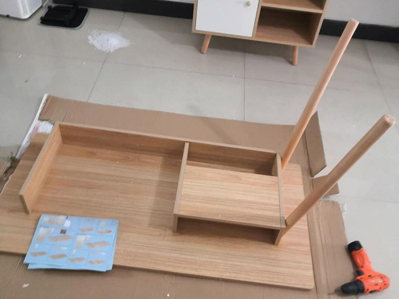 家具柜體安裝：用墊布點(diǎn)好地板，先從靠墻的一端寬du側(cè)板開(kāi)始組裝，將寬側(cè)板平放于地面上(離后墻面保持700mm間隔)。首先將填好的三合一膠塞的板件，平放在墊布上，檢查孔距與圖紙相符，并裝上三合一單連桿。然后將固層釘上木塞，固定于寬側(cè)板上面，頂板大柄孔朝上，其余固層都朝下，腳線大柄孔朝內(nèi)(中間固層與L架高度一致，即底板到固層內(nèi)空為960mm，現(xiàn)場(chǎng)打?qū)影蹇?。放上側(cè)板，釘上木塞，木塞要求連通兩邊的固層。在第二個(gè)柜固層上面裝好雙連桿，留意雙連桿上面大柄只能鎖住一半，即90&deg;。當(dāng)兩件固層與側(cè)板固定后再同時(shí)擰緊大柄。 釘背板：把裝好的整體柜側(cè)放在點(diǎn)好墊布的地板上面，墊平側(cè)板成統(tǒng)一平面。用拉尺量好柜子的對(duì)角尺寸，調(diào)至相等，從寬測(cè)板處開(kāi)始裝第一塊背板，留意假如中間有固層釘釘子時(shí)，先用鉛筆畫(huà)好固層的中央線，再釘釘子。