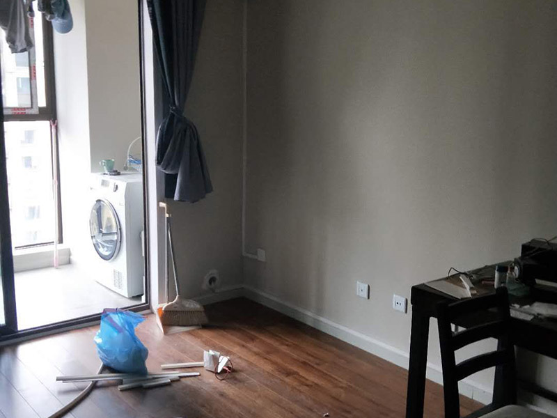 全屋線路明管安裝:明線管安裝在墻面，不是很好，線卡、接線盒和開(kāi)關(guān)安裝在墻面不好看，主要是開(kāi)關(guān)和線管交接處就不好處理。建議你采用PVC槽板安裝，方正，固定的釘在槽板內(nèi)，開(kāi)關(guān)和槽板接處很好，如果發(fā)生什么問(wèn)題也好處理。