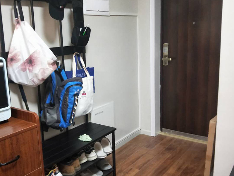 全屋線路明管安裝:明線管安裝在墻面，不是很好，線卡、接線盒和開(kāi)關(guān)安裝在墻面不好看，主要是開(kāi)關(guān)和線管交接處就不好處理。建議你采用PVC槽板安裝，方正，固定的釘在槽板內(nèi)，開(kāi)關(guān)和槽板接處很好，如果發(fā)生什么問(wèn)題也好處理。