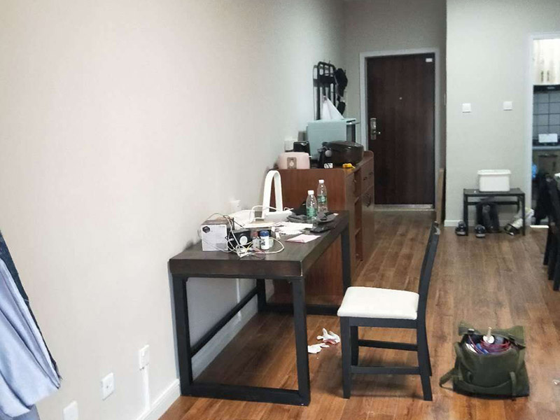 全屋線路明管安裝:明線管安裝在墻面，不是很好，線卡、接線盒和開(kāi)關(guān)安裝在墻面不好看，主要是開(kāi)關(guān)和線管交接處就不好處理。建議你采用PVC槽板安裝，方正，固定的釘在槽板內(nèi)，開(kāi)關(guān)和槽板接處很好，如果發(fā)生什么問(wèn)題也好處理。