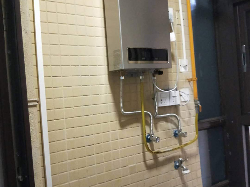 全屋線路明管安裝:明線管安裝在墻面，不是很好，線卡、接線盒和開(kāi)關(guān)安裝在墻面不好看，主要是開(kāi)關(guān)和線管交接處就不好處理。建議你采用PVC槽板安裝，方正，固定的釘在槽板內(nèi)，開(kāi)關(guān)和槽板接處很好，如果發(fā)生什么問(wèn)題也好處理。