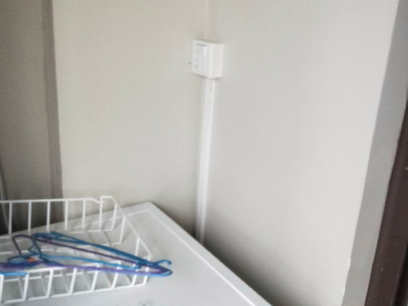 全屋線路明管安裝:明線管安裝在墻面，不是很好，線卡、接線盒和開(kāi)關(guān)安裝在墻面不好看，主要是開(kāi)關(guān)和線管交接處就不好處理。建議你采用PVC槽板安裝，方正，固定的釘在槽板內(nèi)，開(kāi)關(guān)和槽板接處很好，如果發(fā)生什么問(wèn)題也好處理。