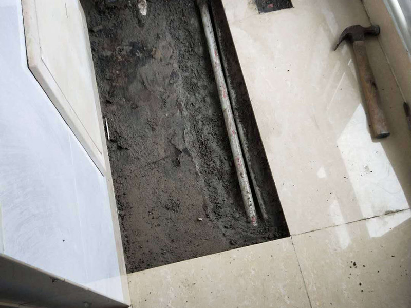 水管打壓測(cè)漏點(diǎn)：先關(guān)掉房屋進(jìn)水管總閥門(mén)。接下來(lái)關(guān)掉房屋內(nèi)所有水龍頭開(kāi)關(guān)、所有角閥開(kāi)關(guān)，并拆掉熱水器的進(jìn)水管（防止打壓時(shí)損壞熱水器）。先拆掉一個(gè)水龍頭進(jìn)行保壓測(cè)試，用打壓器打8到10公斤水壓進(jìn)行測(cè)試，看是否保壓，結(jié)果保不住壓，初步說(shuō)明業(yè)主家自來(lái)水管有漏水嫌疑。然后繼續(xù)打氣壓測(cè)試，測(cè)試的結(jié)果同樣掉壓，可以判定該屋自來(lái)水管存在漏水現(xiàn)象。 經(jīng)過(guò)專(zhuān)業(yè)測(cè)漏儀器中&ldquo;頻譜分析、濾波分析和精測(cè)&rdquo;三種方法的檢測(cè)，最終結(jié)果都指向同一位置，那么，可以確定該處位置為房屋自來(lái)水管道的漏水點(diǎn)。 確定房屋自來(lái)水管道的&ldquo;漏水點(diǎn)&rdquo;位置后，開(kāi)始現(xiàn)場(chǎng)挖掘。