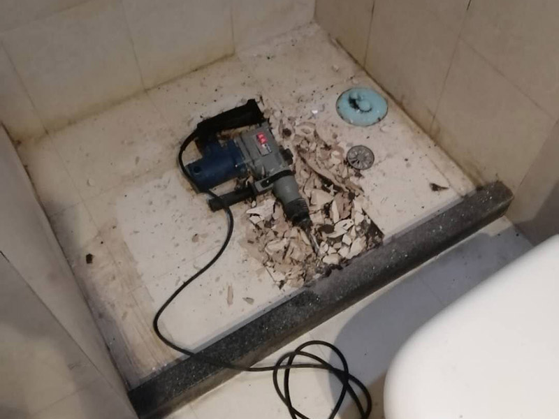 浴室地面拆除重裝：首先要進行地面處理，確保地面干凈，沒有任何雜物污染，基層表面堅實，無脫皮等現(xiàn)象，還要進行地面找平，保證地面平整，沒有較大的缺陷和補痕。 在刷涂料前，要保證衛(wèi)生間的干凈，干燥。防水涂料要刷全面，與基層結(jié)合牢固，不會出現(xiàn)氣泡，脫落等問題。我們涂刷時，要由下至上，先墻后地涂刷。一般來說，衛(wèi)生間的防水要做到180厘米，非淋浴墻面防水不能低于35厘米。小編建議防水統(tǒng)一做到180厘米。刷涂料不僅要注意高度，還有注意涂刷的厚度，國家規(guī)定防水涂料要涂到1.5毫米厚。防水涂料是要刷兩遍，第二遍涂料是要等第一遍涂料干透之后才能開始刷。 還要在防水層上再鋪一層保護層，保護層要完全覆蓋防水層，與之結(jié)合牢固，不能存在裂紋、氣泡、脫落等問題。 在做閉水試驗前，要把衛(wèi)生間所有的下水都堵住，并且在衛(wèi)生間門口做一個簡易25厘米高的門檻，把衛(wèi)生間封好，再往衛(wèi)生間灌入20厘米高的水。24小時之后，衛(wèi)生間的水沒有滲漏，才能算衛(wèi)生間防水工程合格。