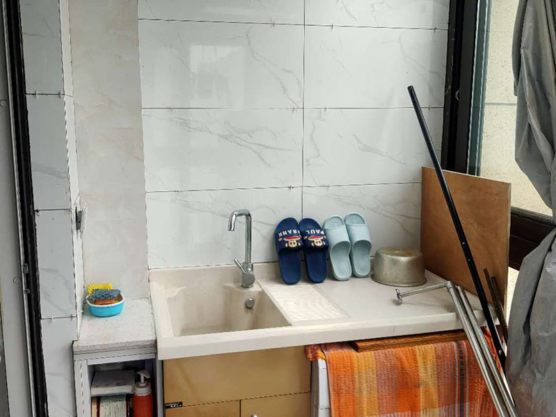 陽(yáng)臺(tái)瓷磚鋪貼;準(zhǔn)備粘結(jié)劑前，瓷磚不應(yīng)浸水，但要用鋼絲刷除去磚背面的松散物質(zhì)，并用濕布抹去磚背的浮塵。用符合所需膠層厚度的齒型抹刀的直邊將攪拌好的膠粘劑批到基面上，沿瓷磚縫方向?qū)⒛z粘劑層梳理成均勻條狀。目的是為了控制粘結(jié)劑的厚度、用量并使瓷磚粘貼面積能夠更加均勻。在鋪壓瓷磚前，在瓷磚背面也批一薄層粘結(jié)劑。這種雙批法雖然用的材料和工時(shí)比較多，但卻能夠保證粘貼的質(zhì)量和耐久性。在粘結(jié)劑量置晾時(shí)間內(nèi)，將準(zhǔn)備好的瓷磚鋪壓到位，垂直于梳理方向輕微搓動(dòng)以排出磚下的空氣。鋪貼到位后用橡皮錘輕擊，用尺寸合適的十字定位架來(lái)調(diào)整表面平整度及接縫的平直。鋪設(shè)好的磚面應(yīng)該及時(shí)清理干凈，特別是去除殘留其上的粘結(jié)劑。合格的粘結(jié)劑干硬后即使在陶瓷磚面上也不易被清除掉。清理好的瓷磚面應(yīng)該立即擺放標(biāo)識(shí)進(jìn)行隔離，避免污染或擾動(dòng)，直到下一個(gè)填縫工序。