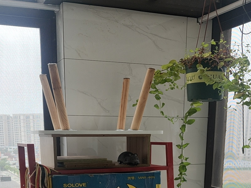 陽(yáng)臺(tái)瓷磚鋪貼;準(zhǔn)備粘結(jié)劑前，瓷磚不應(yīng)浸水，但要用鋼絲刷除去磚背面的松散物質(zhì)，并用濕布抹去磚背的浮塵。用符合所需膠層厚度的齒型抹刀的直邊將攪拌好的膠粘劑批到基面上，沿瓷磚縫方向?qū)⒛z粘劑層梳理成均勻條狀。目的是為了控制粘結(jié)劑的厚度、用量并使瓷磚粘貼面積能夠更加均勻。在鋪壓瓷磚前，在瓷磚背面也批一薄層粘結(jié)劑。這種雙批法雖然用的材料和工時(shí)比較多，但卻能夠保證粘貼的質(zhì)量和耐久性。在粘結(jié)劑量置晾時(shí)間內(nèi)，將準(zhǔn)備好的瓷磚鋪壓到位，垂直于梳理方向輕微搓動(dòng)以排出磚下的空氣。鋪貼到位后用橡皮錘輕擊，用尺寸合適的十字定位架來(lái)調(diào)整表面平整度及接縫的平直。鋪設(shè)好的磚面應(yīng)該及時(shí)清理干凈，特別是去除殘留其上的粘結(jié)劑。合格的粘結(jié)劑干硬后即使在陶瓷磚面上也不易被清除掉。清理好的瓷磚面應(yīng)該立即擺放標(biāo)識(shí)進(jìn)行隔離，避免污染或擾動(dòng)，直到下一個(gè)填縫工序。