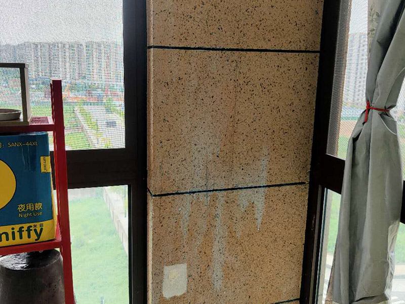 陽(yáng)臺(tái)瓷磚鋪貼;準(zhǔn)備粘結(jié)劑前，瓷磚不應(yīng)浸水，但要用鋼絲刷除去磚背面的松散物質(zhì)，并用濕布抹去磚背的浮塵。用符合所需膠層厚度的齒型抹刀的直邊將攪拌好的膠粘劑批到基面上，沿瓷磚縫方向?qū)⒛z粘劑層梳理成均勻條狀。目的是為了控制粘結(jié)劑的厚度、用量并使瓷磚粘貼面積能夠更加均勻。在鋪壓瓷磚前，在瓷磚背面也批一薄層粘結(jié)劑。這種雙批法雖然用的材料和工時(shí)比較多，但卻能夠保證粘貼的質(zhì)量和耐久性。在粘結(jié)劑量置晾時(shí)間內(nèi)，將準(zhǔn)備好的瓷磚鋪壓到位，垂直于梳理方向輕微搓動(dòng)以排出磚下的空氣。鋪貼到位后用橡皮錘輕擊，用尺寸合適的十字定位架來(lái)調(diào)整表面平整度及接縫的平直。鋪設(shè)好的磚面應(yīng)該及時(shí)清理干凈，特別是去除殘留其上的粘結(jié)劑。合格的粘結(jié)劑干硬后即使在陶瓷磚面上也不易被清除掉。清理好的瓷磚面應(yīng)該立即擺放標(biāo)識(shí)進(jìn)行隔離，避免污染或擾動(dòng)，直到下一個(gè)填縫工序。