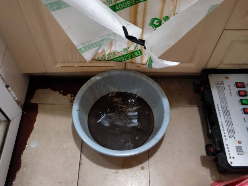 油煙機清洗服務(wù)：1、拆卸清洗件：首先切斷抽油煙機電源后把油煙機從吊裝位置卸下，然后對油煙機其進行解體，依次取出：照明燈泡、集油盒、底面板、密封圈、葉輪，最后提出機體內(nèi)芯。 2、浸泡清洗件：找一個較大的容器，再倒入清洗液，將拆下的部件進行放置里邊浸泡。清洗液數(shù)量不要太少也不要太多，以能泡過所拆清洗件為準。大件則應(yīng)采用抹布蘸清洗液進行沖洗。清洗件浸泡時間根據(jù)油污程度而定，一般15－20分鐘為宜。 3、刷洗污件：經(jīng)過浸泡后的油污部件比較容易清洗，一般用鐵刷、毛刷蘸清洗液進行反復(fù)清洗就可以洗干凈。但油污嚴重的油煙機則要采取特殊清洗措施才可以清洗干凈，需要請專業(yè)的清洗服務(wù)人員進行清洗！