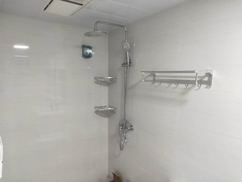 浴室柜花灑安裝：掛墻式帶花灑的浴室柜安裝方法：首先檢查墻體是否實芯（否則改用落地式），按選定的孔位，用沖擊鉆在墻面上打孔（安裝完臺面距地面83cm），將掛墻配件中的塞了裝入孔中，再用自攻螺絲將柜與封面鎖緊，也可用膨脹螺絲安裝。柜子安裝完畢后，再把臺面盆對準(zhǔn)棋局子的木笱，調(diào)節(jié)放平。 落地式帶花灑的浴室柜安裝方法：柜體橫放，將柜肢組件通過雙頭螺桿擰在固定片上，然后放平柜子擺適當(dāng)?shù)奈恢?，柜腳盡量往外側(cè)模板靠，使柜體受力均衡。并通過地腳螺絲調(diào)整到水平。擺放時看四個腳是否平穩(wěn)。如不在同一水平線上，柜體受力不均勻，線條扭曲，不但影響美觀，而且影響使用壽命。