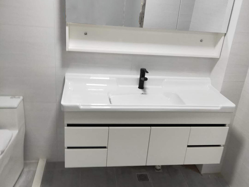 浴室柜花灑安裝：掛墻式帶花灑的浴室柜安裝方法：首先檢查墻體是否實芯（否則改用落地式），按選定的孔位，用沖擊鉆在墻面上打孔（安裝完臺面距地面83cm），將掛墻配件中的塞了裝入孔中，再用自攻螺絲將柜與封面鎖緊，也可用膨脹螺絲安裝。柜子安裝完畢后，再把臺面盆對準(zhǔn)棋局子的木笱，調(diào)節(jié)放平。 落地式帶花灑的浴室柜安裝方法：柜體橫放，將柜肢組件通過雙頭螺桿擰在固定片上，然后放平柜子擺適當(dāng)?shù)奈恢?，柜腳盡量往外側(cè)模板靠，使柜體受力均衡。并通過地腳螺絲調(diào)整到水平。擺放時看四個腳是否平穩(wěn)。如不在同一水平線上，柜體受力不均勻，線條扭曲，不但影響美觀，而且影響使用壽命。