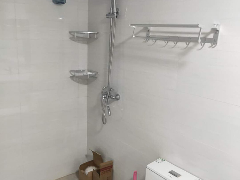 浴室柜花灑安裝：掛墻式帶花灑的浴室柜安裝方法：首先檢查墻體是否實芯（否則改用落地式），按選定的孔位，用沖擊鉆在墻面上打孔（安裝完臺面距地面83cm），將掛墻配件中的塞了裝入孔中，再用自攻螺絲將柜與封面鎖緊，也可用膨脹螺絲安裝。柜子安裝完畢后，再把臺面盆對準(zhǔn)棋局子的木笱，調(diào)節(jié)放平。 落地式帶花灑的浴室柜安裝方法：柜體橫放，將柜肢組件通過雙頭螺桿擰在固定片上，然后放平柜子擺適當(dāng)?shù)奈恢?，柜腳盡量往外側(cè)模板靠，使柜體受力均衡。并通過地腳螺絲調(diào)整到水平。擺放時看四個腳是否平穩(wěn)。如不在同一水平線上，柜體受力不均勻，線條扭曲，不但影響美觀，而且影響使用壽命。