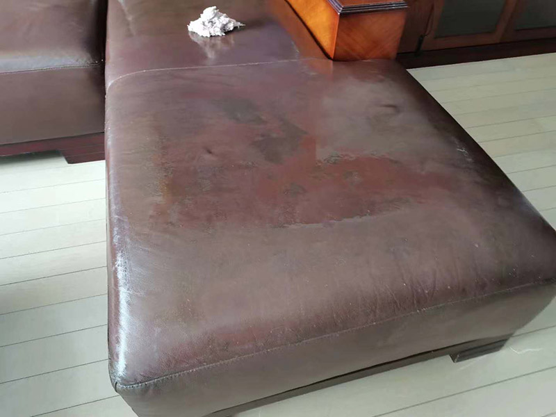 真皮沙發(fā)維修翻新：1、上漆翻新：如果皮沙發(fā)表面只是臟污、脫色、磨損老化、折痕、碎裂、裂痕，就可以采用上漆翻新的方法，上漆翻新便是將皮沙發(fā)表面磨損、破裂修補(bǔ)修復(fù)好，然后調(diào)配與沙發(fā)原來一樣顏色的皮革漆，重新為皮沙發(fā)上一次漆，讓皮沙發(fā)恢復(fù)全新的色彩。 2、貼皮翻新：對于表面破損嚴(yán)重、破裂成洞的皮沙發(fā)，就可以采用貼皮翻新方法，就是為沙發(fā)破損嚴(yán)重的部位重新貼上一層新的皮革，然后再為沙發(fā)重新上漆讓它恢復(fù)一樣相同的顏色。也可以全套沙發(fā)貼皮翻新，不需要拆開沙發(fā)就可為沙發(fā)換上一層全新的皮面。